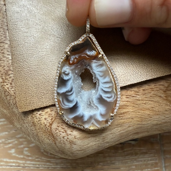 Elegant 14k Diamond Agate slice with Intricate Design